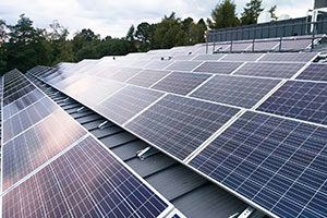 Aurinkopaneelien kiinnitys isoihin kiinteistöihin Smart asennustelineillä