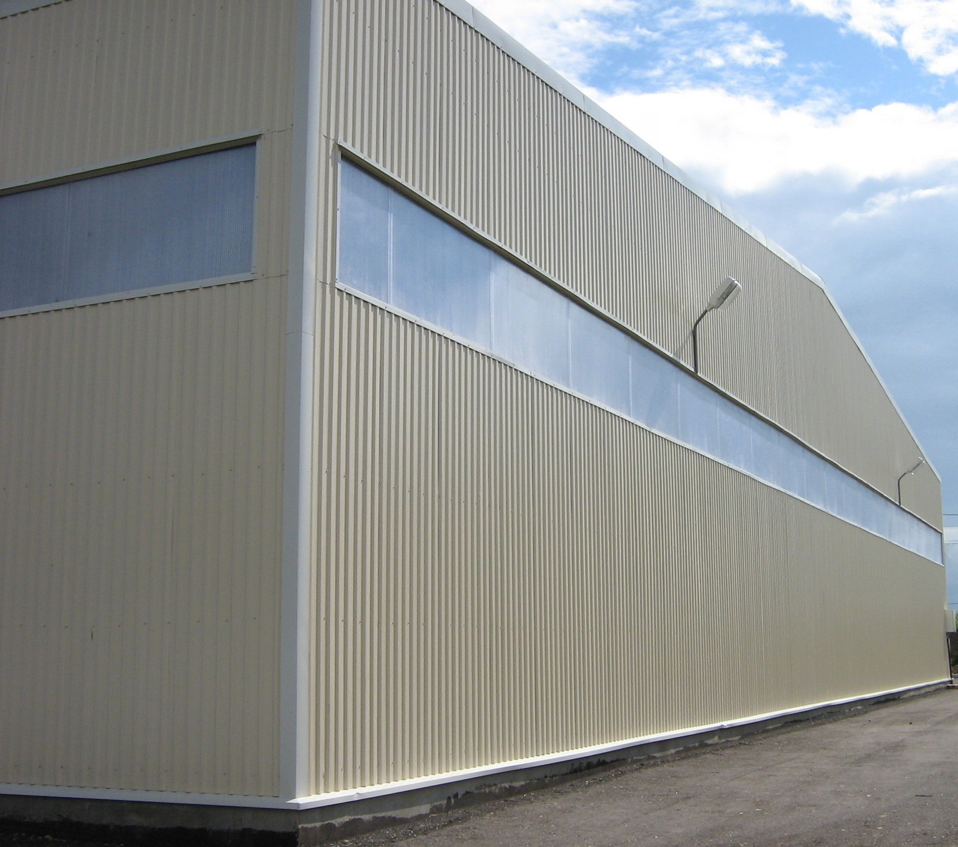 линеарные панели руукки. металлические панели для внешней отделки. обшивка сэндвич панелями. металлические сэндвич-панели стенолит. жилой дом из сэндвич панелей.